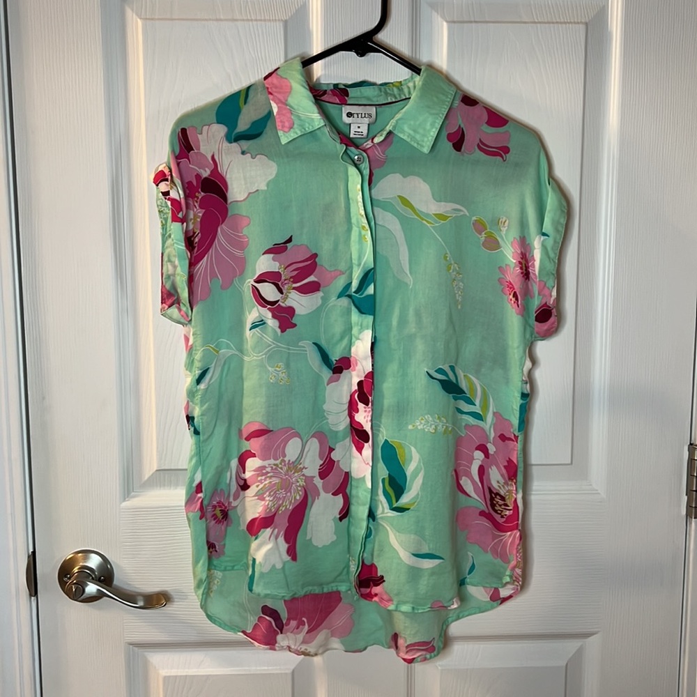 Stylus Women’s Medium Floral Tropical button up shirt